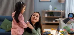 Pada tahap tumbuh kembang, anak sangat sensitif terhadap kata-kata yang mereka dengar. Afirmasi positif yang terdengar sederhana ternyata dapat membantu membentuk cara mereka memandang diri sendiri dan menilai kemampuan mereka. (foto/dok: freepik)
