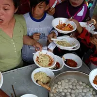 Kamu pasti pernah menemukan beberapa keisengan ini saat makan di restoran. Atau kamu salah satunya? (Via: PonorogoViralAds.com)