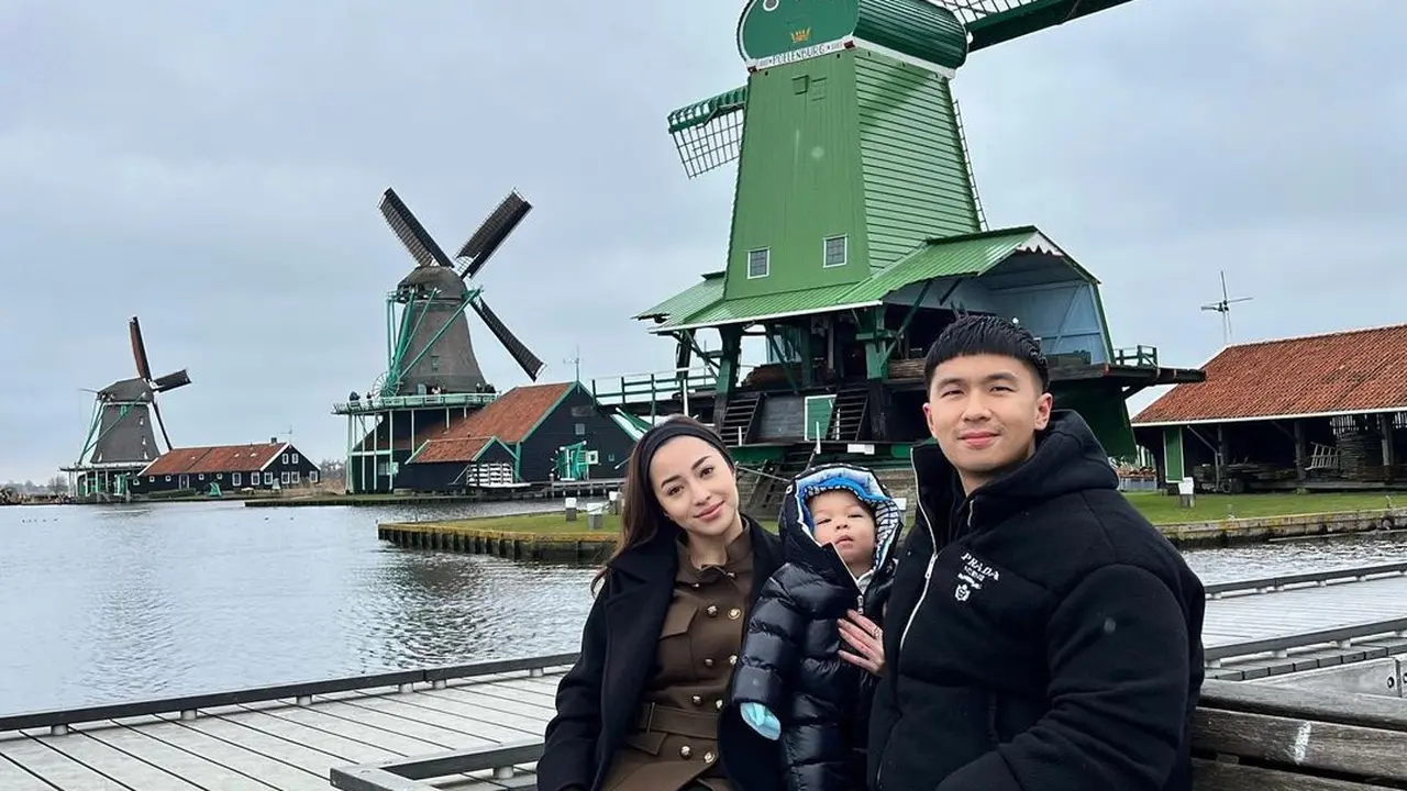 Nikita Willy bersama Baby Izz di Amsterdam (Instagram/nikitawillyofficial94)