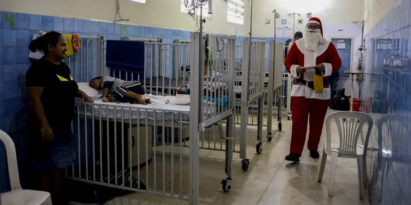 Aksi Sinterklas Beri Hadiah Natal ke Anak-anak di Rumah Sakit Venezuela