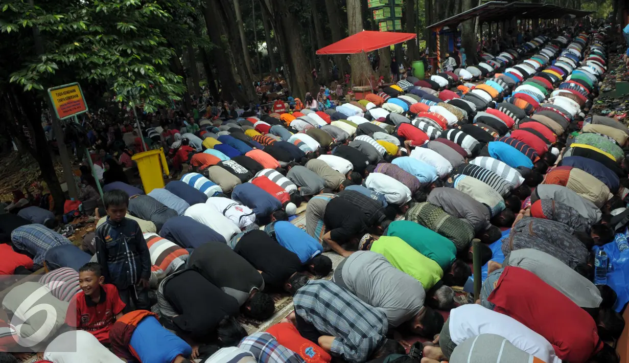 Pengunjung melaksanakan ibadah Salat Jumat di Ragunan, Jakarta, Jumat (6/5). Banyaknya pengunjung yang datang ke Ragunan membuat jamaah Salat Jumat melakukan ibadah di luar masjid. (Liputan6.com/Helmi Afandi)