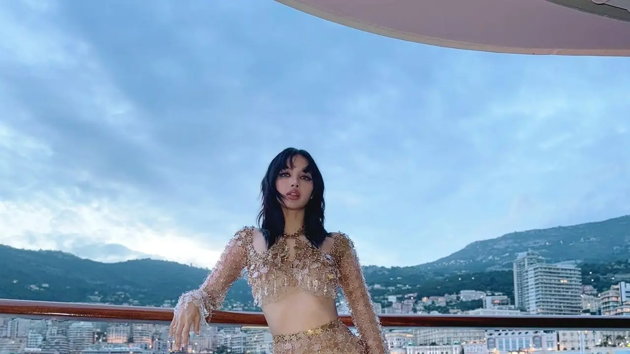 Eksis di F1 Monaco, Lisa Blackpink Pakai Gaun Berbahan Daur Ulang Tutup Botol dan Wadah Plastik