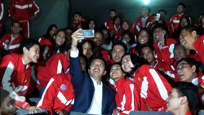 Menpora Imam Nahrawi (tengah) saat foto bersama Pelajar Indonesia dalam acara pelepasan kontingen pelajar Indonesia ke Asean School Games (Liputan6.com/Johan Tallo)