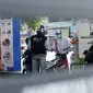 Petugas SPBU mengisi bahan bakar jenis pertalite kepada pengguna sepeda motor di Pamulang, Tangerang Seatan, Banten. Pemerintah masih terus menggodok aturan untuk membatasi pembelian BBM subsidi dan kompensasi di SPBU.(merdeka.com/Dwi Narwoko)