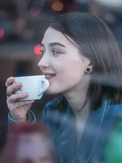 Ilustrasi seorang wanita minum kopi.Photo by Mikail Duran on Unsplash