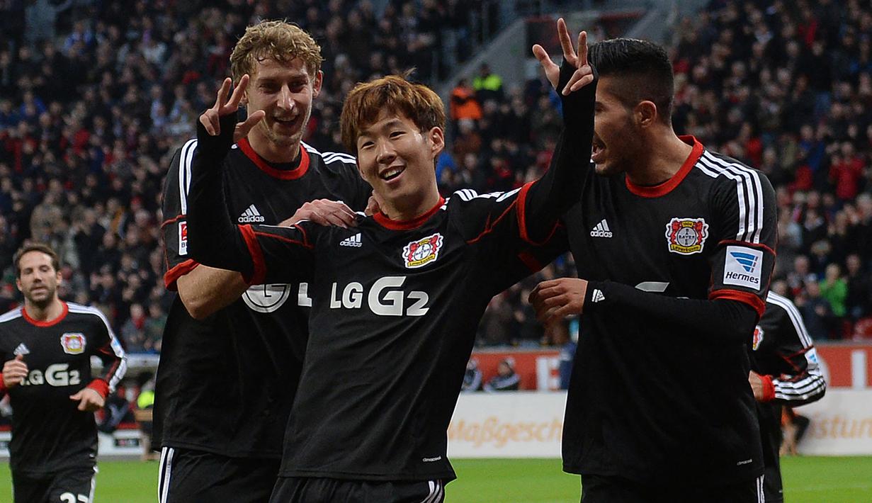 Hattrick pertama Son Heung-min dicetaknya di pekan ke-12 Bundesliga 2013/2014, 9 November 2013. Bayer Leverkusen yang menjamu Hamburg SV mampu menang 5-3 berkat tiga gol awal Son Heung-min yang merupakan mantan pemain Hamburg SV di menit ke-9, 16 dan 55. (AFP/Patrik Stollarz)