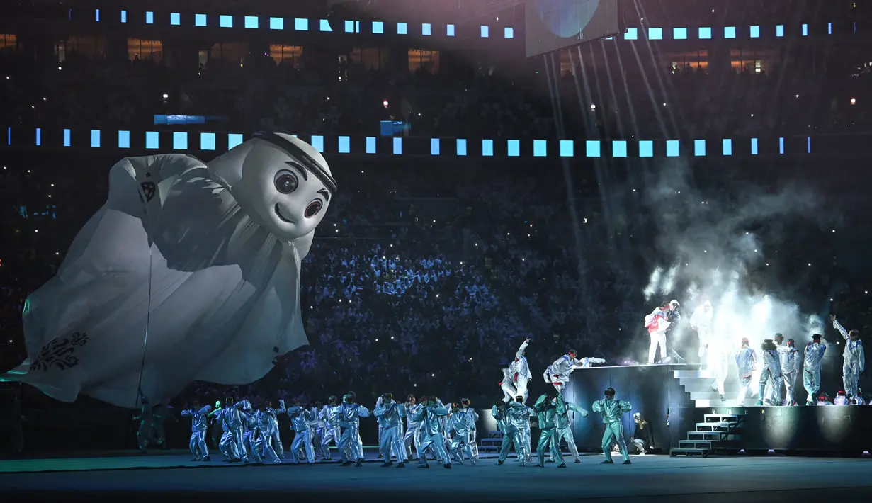 Maskot Qatar 2022 La'eeb tampil saat upacara pembukaan menjelang pertandingan sepak bola Grup A Piala Dunia Qatar 2022 antara Qatar dan Ekuador di Stadion Al-Bayt di Al Khor, utara Doha (20/11/2022). Pembukaan diawali dengan pemutaran video resmi Piala Dunia 2022. (AFP/Manan Vatsyayana)