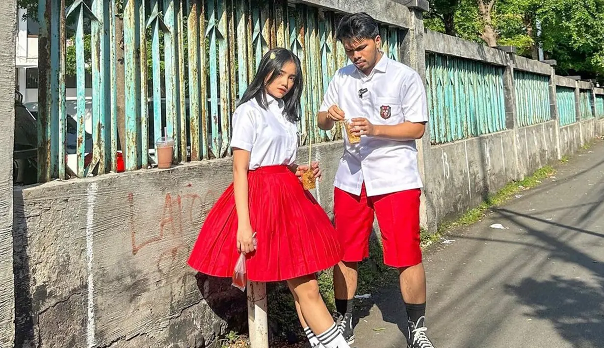 Pasangan kekasih Fuji An dan Thariq Halilintar kembali mencuri perhatian banyak netizen. Pasalnya, keduanya kembali tampil menggunakan busana senada. (Liputan6.com/IG/@fuji_an)
