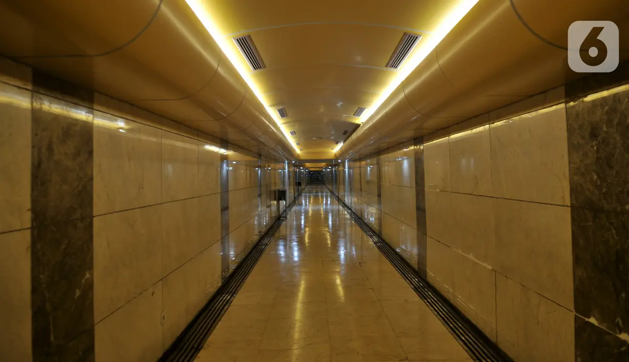 Suasana lorong menuju pintu masuk Monas saat ditutup, Jakarta, Minggu (15/3/2020). Gubernur Anies Baswedan menutup tempat wisata di DKI Jakarta seperti Monas, Ragunan, dan museum yang dikelola Pemprov DKI selama dua pekan ke depan guna mencegah penyebaran Covid-19. (merdeka.com/Iqbal S. Nugroho)