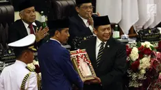 Presiden Joko Widodo menyerahkan RUU tentang APBN TA 2020 beserta Nota Keuangan dan pendukungnya kepada Ketua DPR Bambang Soesatyo dalam Sidang Paripurna di Gedung DPR, Jakarta, Jumat (16/8/2019). Nantinya DPR akan membahas RAPBN 2020 untuk selanjutnya disahkan menjadi UU. (Liputan6.com/JohanTallo)