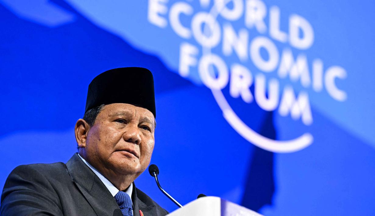 Forum ekonomi tersebut mempertemukan ahli, pakar, praktisi, ekonom, akademisi, dan pemimpin dunia untuk berdialog membahas tantangan ekonomi masa kini dan proyeksi ke depan. Forum Ekonomi Dunia (WEF) 2026 akan berlangsung hingga 23 Januari. Tampak dalam foto, Presiden Indonesia, Prabowo Subianto saat menyampaikan pidato khusus (special address) pada pertemuan tahunan Forum Ekonomi Dunia (WEF) di Davos, Swiss, pada Kamis 22 Januari 2026. (Fabrice COFFRINI/AFP)
