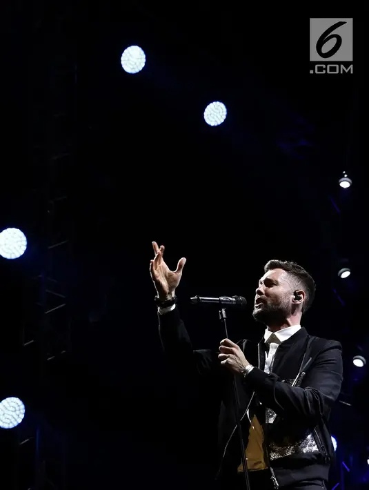 Calum Scott saat tampil dalam Prambanan Jazz Festival 2019 di Komplek Taman Wisata Candi Prambanan, Jumat (5/7/2019). Penyanyi solo asal Inggris ini sukses memukau ribuan pasang mata lewat 15 lagu yang ia bawakan. (Fimela.com/Bambang E. Ros)