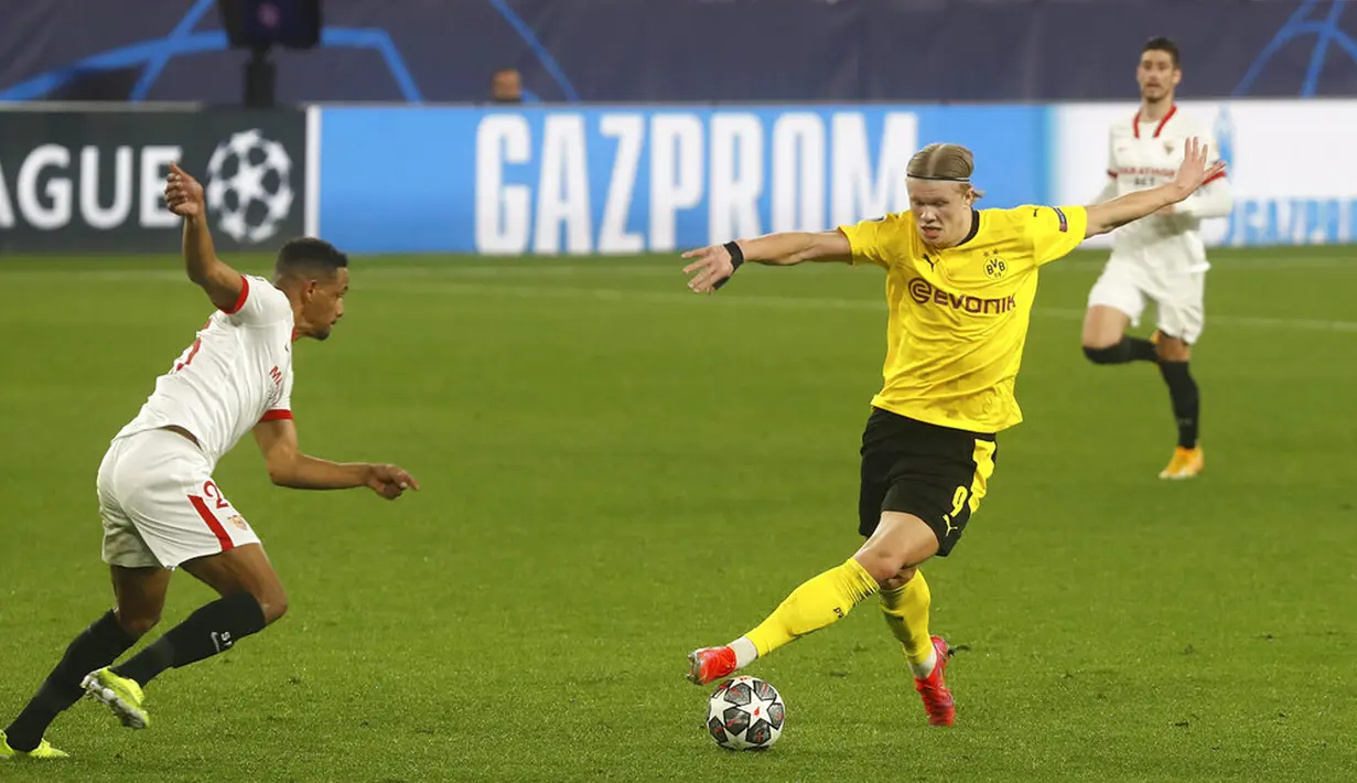 Pemain Borussia Dortmund Erling Haaland (kanan) memperebutkan bola dengan pemain Sevilla Fernando pada leg pertama babak 16 besar Liga Champions di Stadion Ramon Sanchez Pizjuan, Seville, Spanyol, Rabu (17/2/2021). Borussia Dortmund menang 3-2. (AP Photo/Angel Fernandez)
