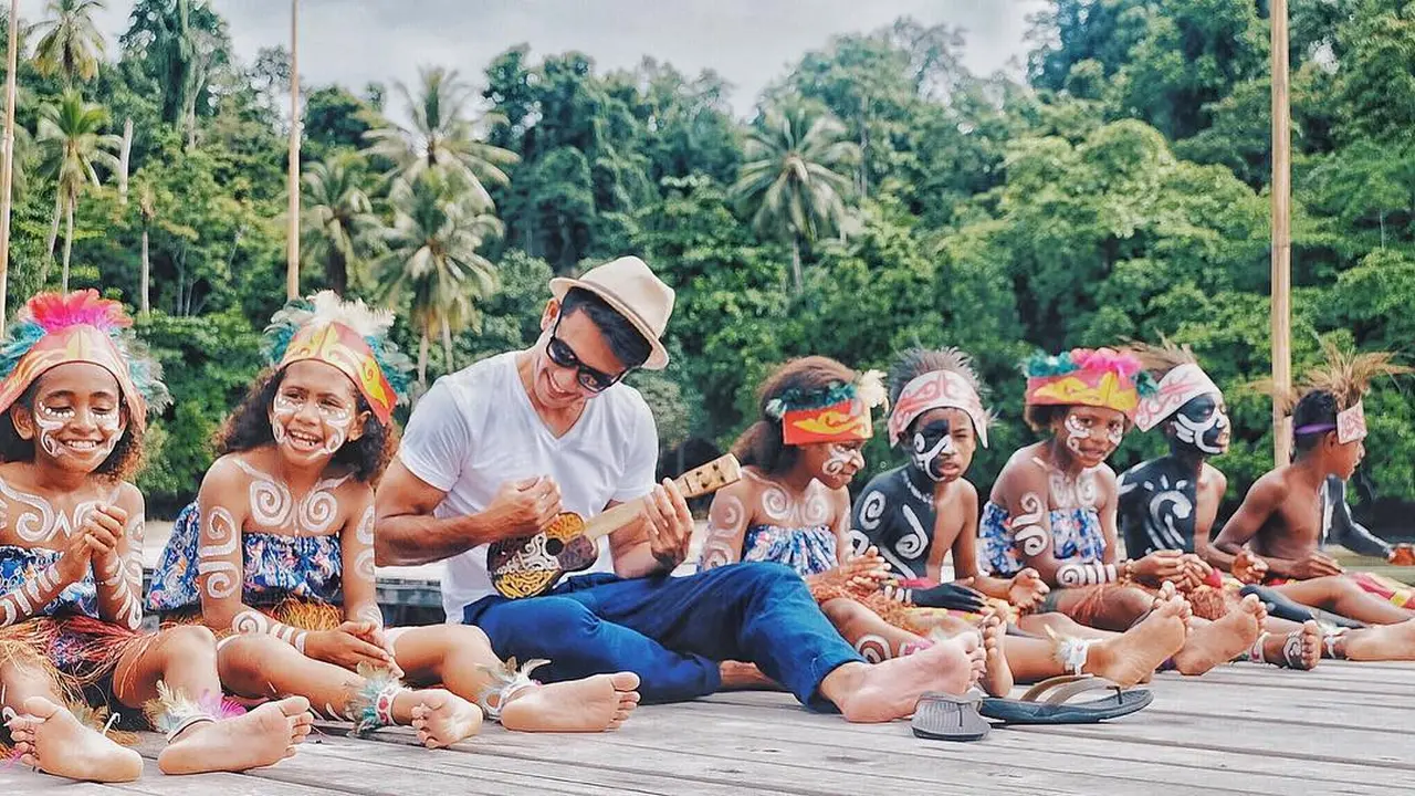 [Bintang] 8 Potret Denny Sumargo Saat Keliling Indonesia