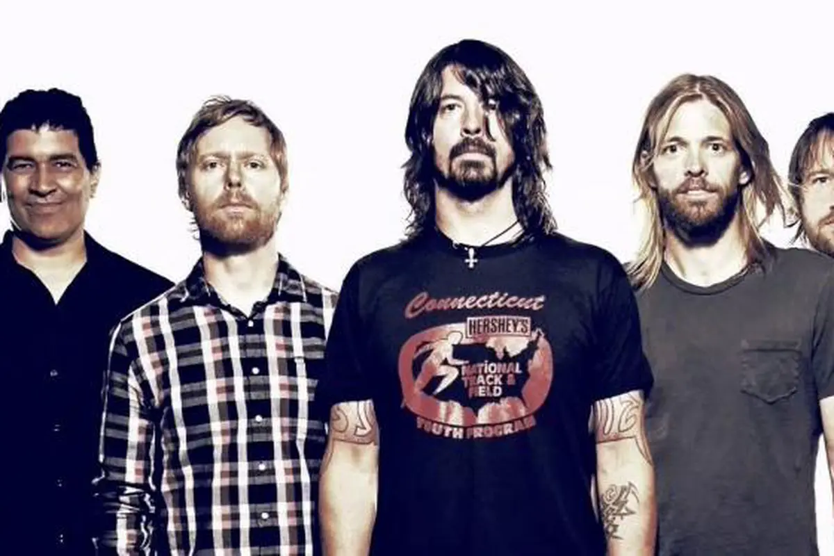 Foo Fighters Jualan Kaos Demi Rekaman Album Baru