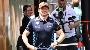 Pembalap Red Bull asal Belanda, Max Verstappen tiba di lintasan balap Red Bull Ring di Spielberg, Austria, pada 27 Juni 2024, menjelang Grand Prix Formula Satu Austria. (Joe Klamar/AFP)