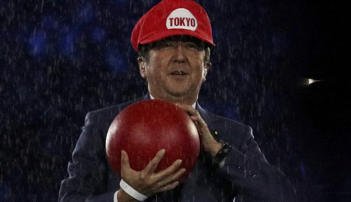 Perdana Menteri Jepang, Shinzo Abe menggunakan topi mirip game Mario Bross pada penutupan Olimpiade Rio 2016  di  Stadion  Maracana, Rio de Janeiro, (22/8/2016). (REUTERS/Stoyan Nenov)