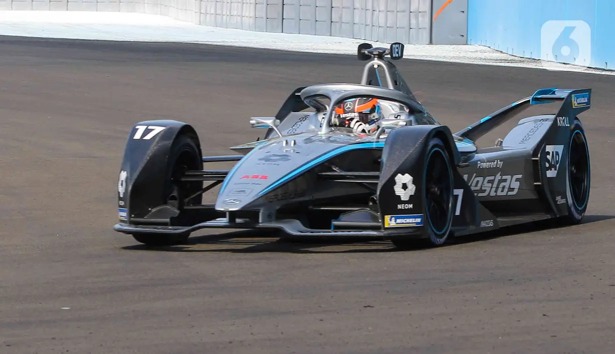 Pembalap Nyck De Vries memacu kecepatan mobil balapnya dalam kualifikasi ajang balap Formula E Jakarta di Jakarta International E-Prix Circuit (JIEC), Jakarta, Sabtu (4/6/2022). Pole position Formula E Jakarta 2022 diraih pembalap DS Techeetah Jean Eric Vergne  usai mengalahkan rekan setimnya Antonio Felix da Costa pada final babak kualifikasi Formula E 2022 Jakarta. (Liputan6.com/Herman Zakharia)