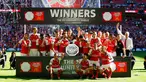 Para pemain Arsenal merayakan selebrasi usai memenangkan gelar FA Community Shield di Wembley Stadium, Minggu (2/8/2015). Arsenal menang atas Chelsea dengan skor 1-0. (Reuters/Darren Staples)