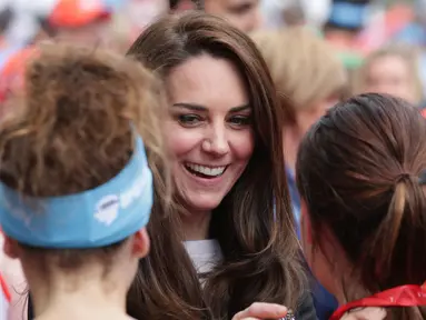 Kate Middleton memberi medali ke peserta saat London Marathon 2017 di London  (23/4). Acara ini diadakan guna mengatasi stigma, meningkatkan kesadaran, dan memberikan bantuan bagi orang-orang dengan masalah kesehatan mental. (AFP Foto/Pool/Yui Mok)