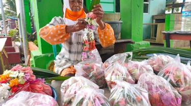 Untaian Semangat dari Nenek Penjual Kembang Kuburan di Palembang