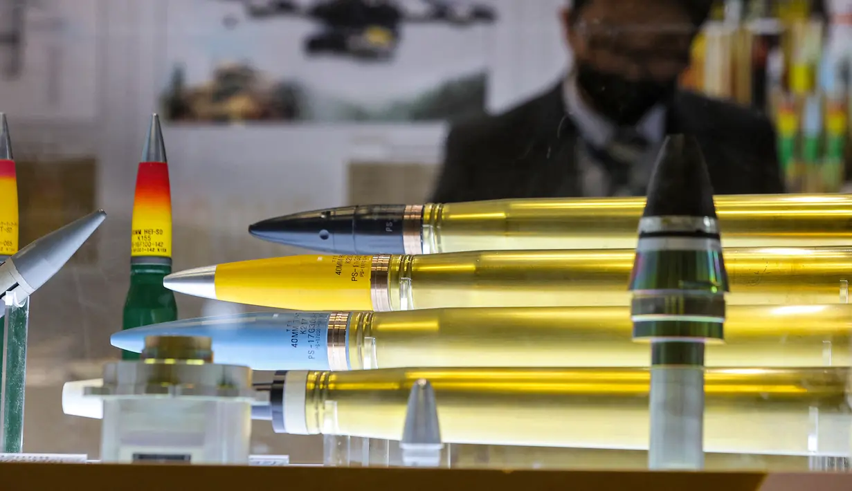 Proyektil 40 milimeter dipamerkan pada Pameran Pertahanan Maritim Internasional Doha atau Doha International Maritime Defense Exhibition (DIMDEX) di Doha, Qatar, 21 Maret 2022. (KARIM JAAFAR/AFP)