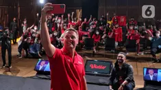 Mantan penyerang Liverpool dan Manchester United (MU) Michael Owen berswafoto dengan para penggemar di Indonesia saat meet and greet di Gedung SCTV Tower, Jakarta, Minggu (21/8/2022). Dalam acara #owenkevidio meet and greet with Michael Owen menceritakan pengalaman terbaiknya dalam dunia sepak bola kepada para penggemar serta berfoto bersama. (Liputan6.com/Angga Yuniar)