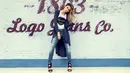 Cinta Laura tampaknya senang dengan gaya berbusana yang simple. Ia kerap memadukan celana jeans, kaus dan cardigan. (Foto: instagram.com/claurakiehl)