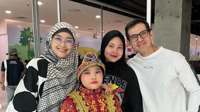 Potret Sharla Martiza dan keluarga (Sumber: Instagram/adrianmaulana)