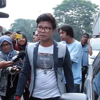 Menurut Andika, setahun belakangan ini merasa tidak ada kejelasan terkait honor yang diterimanya. Bahkan, menganggap seperti kuli bangunan lantaran tidak mengetahui kontrak dan bayarannya. (Deki Prayoga/Bintang.com)