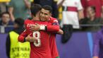 Timnas Portugal memastikan langkahnya melaju ke babak 16 besar Euro 2024 setelah mencatat kemenangan keduanya di Grup F dengan membungkam Turki 3-0 di Westfalenstadion, Dortmund, Jerman, Sabtu (22/6/2024) malam WIB. Ketiga gol jawara Euro 2016 tersebut di cetak lewat Bernardo Silva (21'), bunuh diri Samet Akaydin (26') dan Bruno Fernandes (56'). Meski tak mencetak gol, sang megabintang Cristiano Ronaldo kembali mencetak assist untuk gol Bruno Fernandes dalam laga tersebut. Hingga rampungnya matchday kedua, Portugal menjadi kontestan ketiga yang memastikan melaju ke babak 16 besar setelah Jerman dan Spanyol. (AP Photo/Darko Vojinovic)
