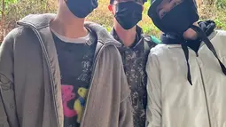 Yang paling menjadi sorotan adalah di foto kedua yang ia unggah. Jin berpose bersama V dan RM yang mengenakan pakaian kasual, topi, dan juga masker. (Foto: Instagram/ jin)