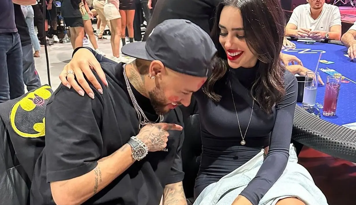 Kemesraan itu ditunjukkan pula lewat gaya fashion yang serasi. [Foto: IG/brunabiancardi/neymarjr].