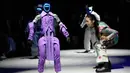 Sebuah robot humanoid dan model ikut serta dalam MACH33: Physical AI Fashion Show dari Galaxy Corporation di Seoul, Korea Selatan, Kamis 28 Mei 2026. (AP Photo/Ahn Young-joon)