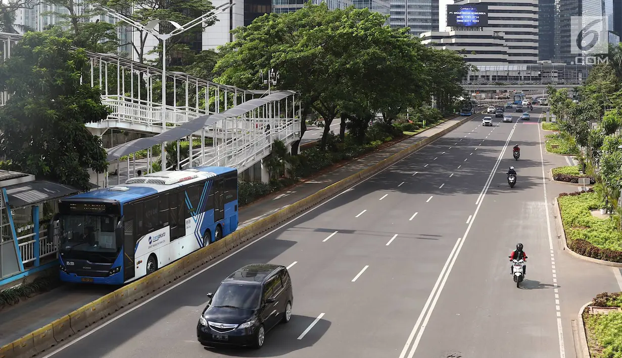 Kendaraan melintas di Jalan Jenderal Sudirman, Jakarta, Selasa (5/2). Libur Tahun Baru Imlek 2019 menyebabkan ruas jalan protokol di Ibukota bebas dari kemacetan dibandingkan hari biasa yang dipadati kendaraan bermotor. (Liputan6.com/Immanuel Antonius)
