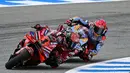 Memulai start dari posisi ketujuh, Francesco Bagnaia baru bisa tampil terdepan saat balapan tersisa 15 putaran. (JORGE GUERRERO/AFP)