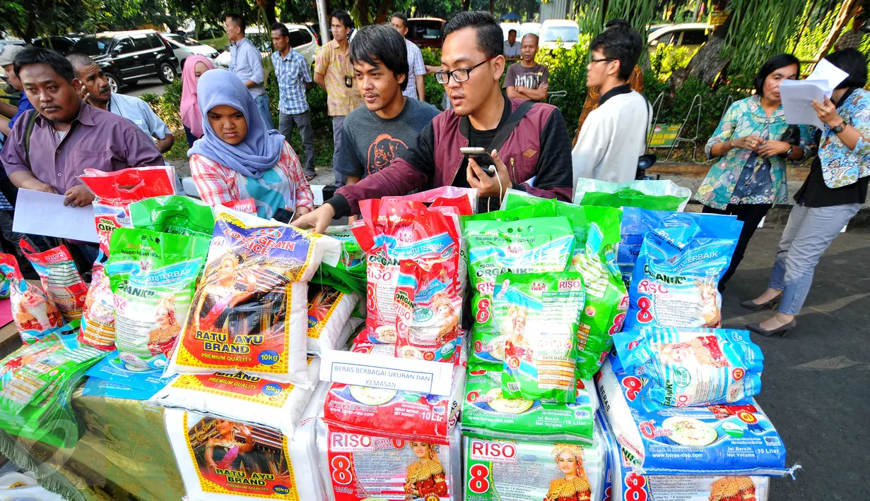 Barang bukti berupa beras oplosan sebanyak 50 ton dirilis Polda Metro Jaya, Jakarta, Jumat (26/6/2015). Beras tersebut disita karena mengandung bahan kimia berbahaya. (Liputan6.com/Yoppy Renato)