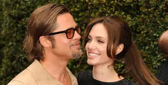 Rangkaian proses perceraian Angelina Jolie dan Brad Pitt belum juga usai. Sebagai penggugat cerai pertama kali termasuk hak asuh penuh keenam anaknya, Jolie kembali mengajukan dokumen cerai dengan isi yang berbeda. (AFP/Bintang.com)
