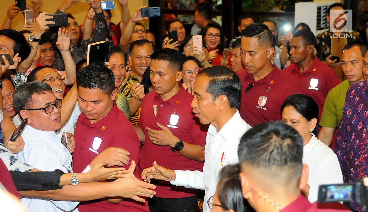 Capres nomor 01, Joko Widodo atau Jokowi menyapa masyarakat saat menghadiri silaturahmi dengan para peserta Konferensi Gereja dan Masyakarat (KGM) dan pengurus PGI di Manado, Minggu (31/3). Dalam sambutanya Jokowi menyampaikan untuk tetap menjaga persatuan dan kesatuan. (Liputan6.com/Angga Yuniar)