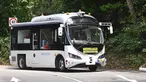 Bus tanpa pengemudi melaju selama uji coba publik di kawasan wisata Pulau Sentosa, Singapura pada 20 Agustus 2019. Singapura akan mulai uji coba bus tanpa sopir (otonom/bergerak sendiri tanpa pengemudi) yang bisa dipesan lewat aplikasi pada 26 Agustus - 15 November 2019. (Roslan RAHMAN/AFP)