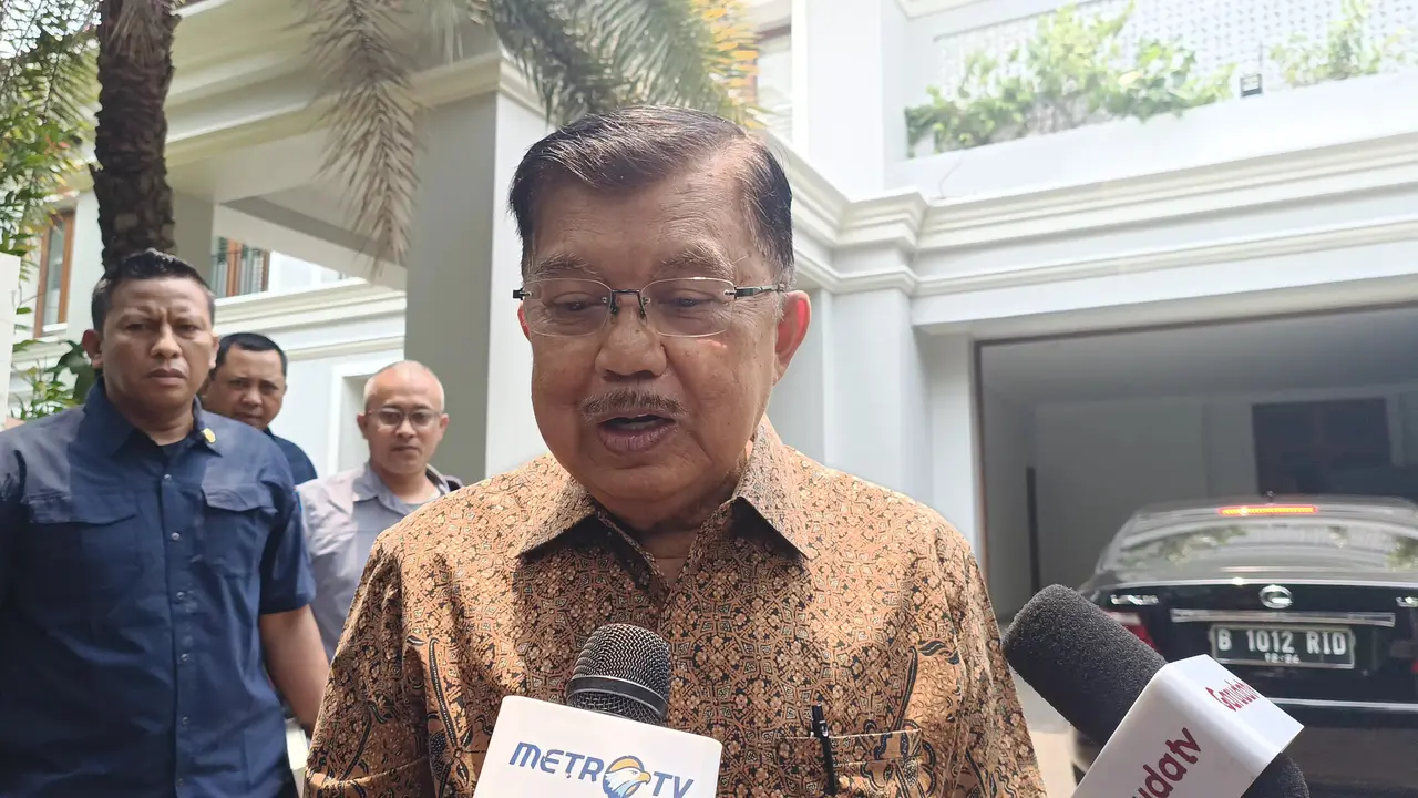 Wakil Presiden ke-10 dan ke-12 RI Jusuf Kalla alias JK menanggapi isu dua poros dalam Pemilihan Presiden atau Pilpres 2024 mendatang.