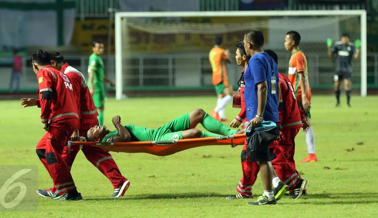 Pemain Persikabo ditandu keluar lapangan saat laga melawan PS Bengkulu dalam lanjutan Liga 2 di Stadion Pakansari, kab Bogor, Minggu (23/4). Persikabo kalah 1-4 dari PS Bengkulu. (Liputan6.com/Helmi Fithriansyah)