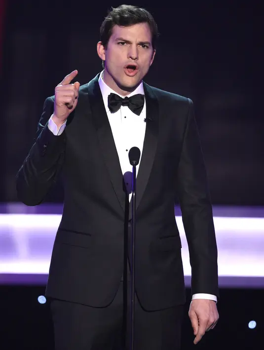 Aktor Ashton Kutcher menyampaikan pidato pembuka pada ajang SAG Awards, Los Angeles, Minggu (29/1). Dalam pidatonya, Ashton Kutcher mengungkapkan keberatan atas kebijakan Donald Trump yang menghentikan program pengungsi di AS. (Chris Pizzello/Invision/AP)