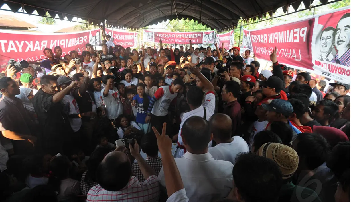 Masyarakat di perkampungan nelayan itu sangat antusias untuk berdialog dengan Jokowi, Medan, Selasa (10/6/14). (Liputan6.com/Herman Zakharia)