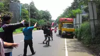 Warga adang truk yang akan ke TPA Galuga Bogor (Achmad Sudarno/Liputan6.com)