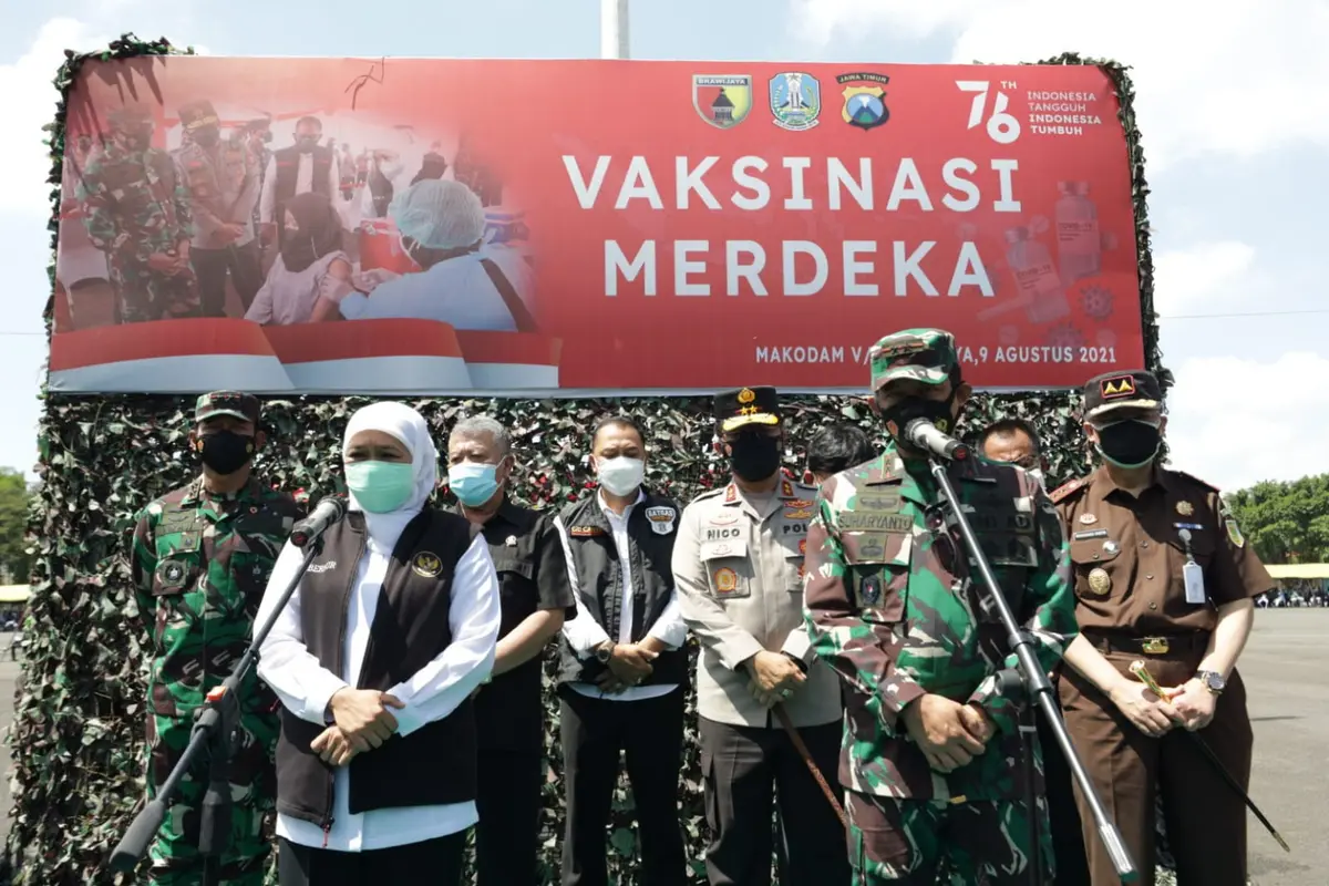 Khofifah menghadiri vaksinasi massal di lapangan Kodam V Brawijaya Surabaya. (Dian Kurniawan/Liputan6.com)
