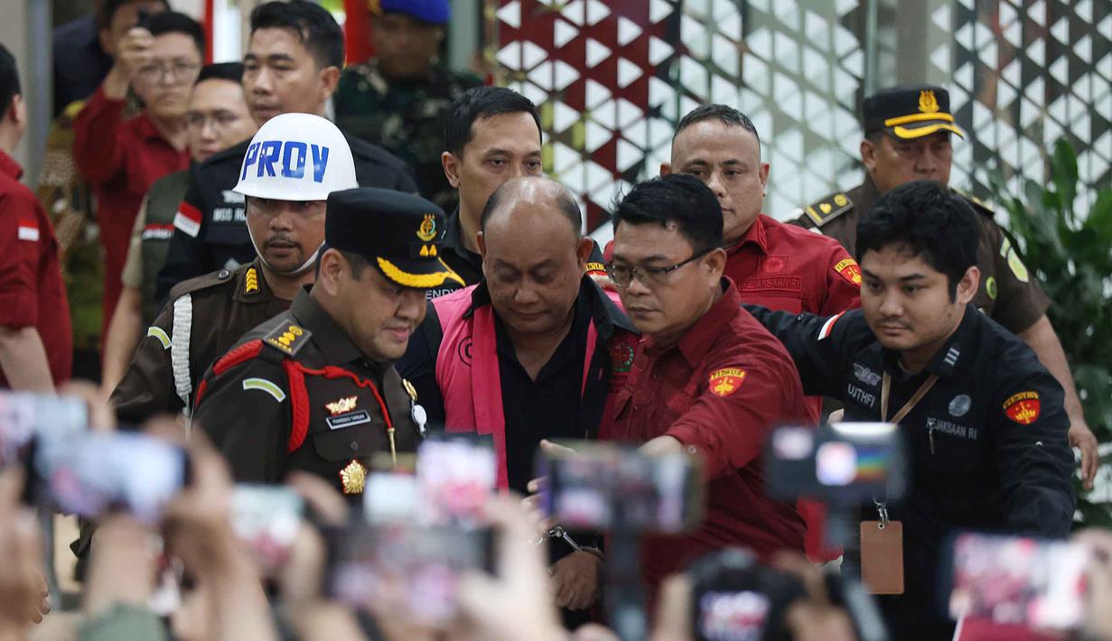 Mantan Kepala Badan Gizi Nasional (BGN), Dadan Hindayana (mengenakan rompi tahanan – tengah) digiring ke mobil tahanan usai menjalani pemeriksaan di Gedung Kejaksaan Agung RI, Jakarta, Rabu (3/6/2026). (Kapanlagi.com/Budy Santoso)