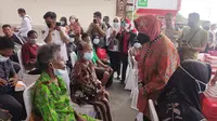 Menteri Sosial, Tri Rismaharini mendatangi warga yang menjalani operasi mata katarak di RS Bhayangkara, Jayapura, Papua. (Liputan6.com/Dicky Agung Prihanto)