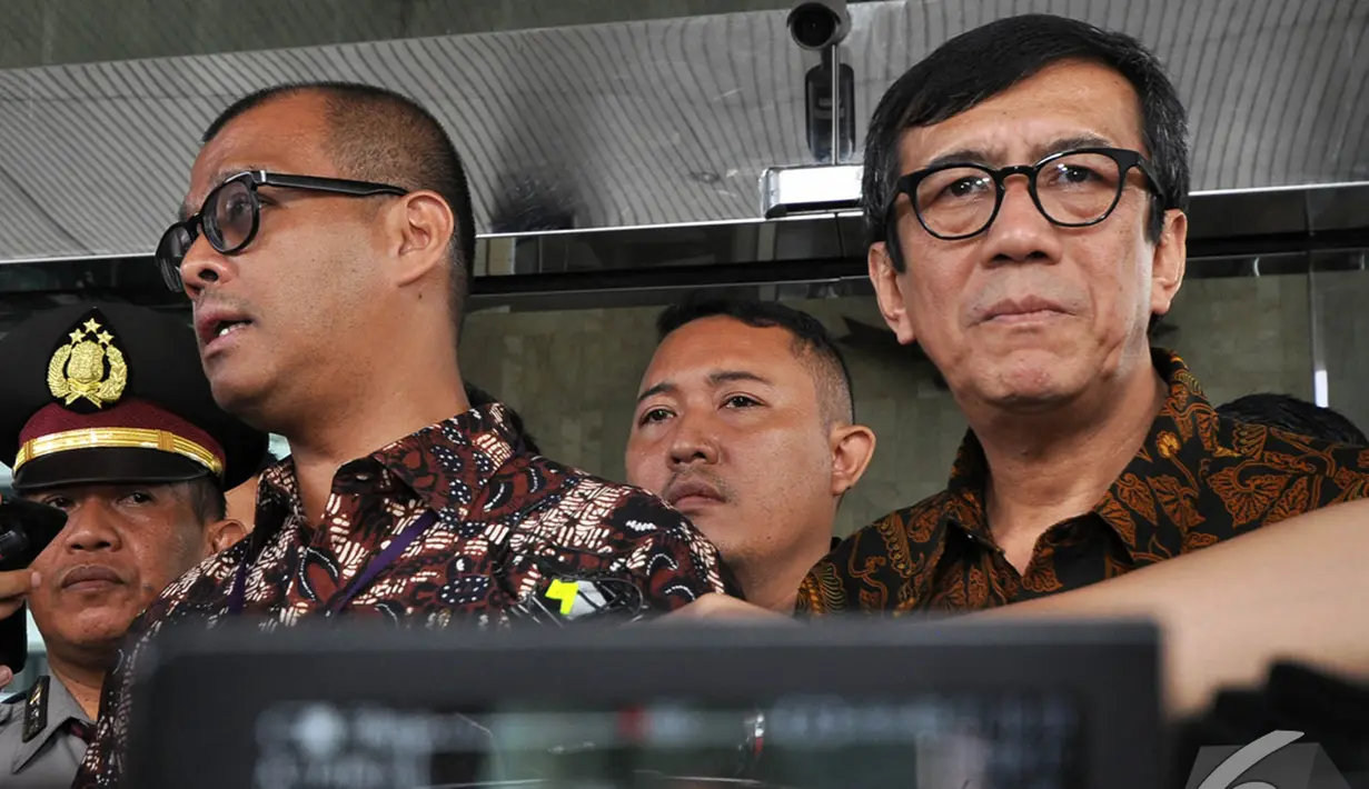 Yasonna H Laoly dan Andi Widjajanto saat keluar dari Gedung KPK, Jakarta, Kamis (18/12/2014). (Liputan6.com/Miftahul Hayat)