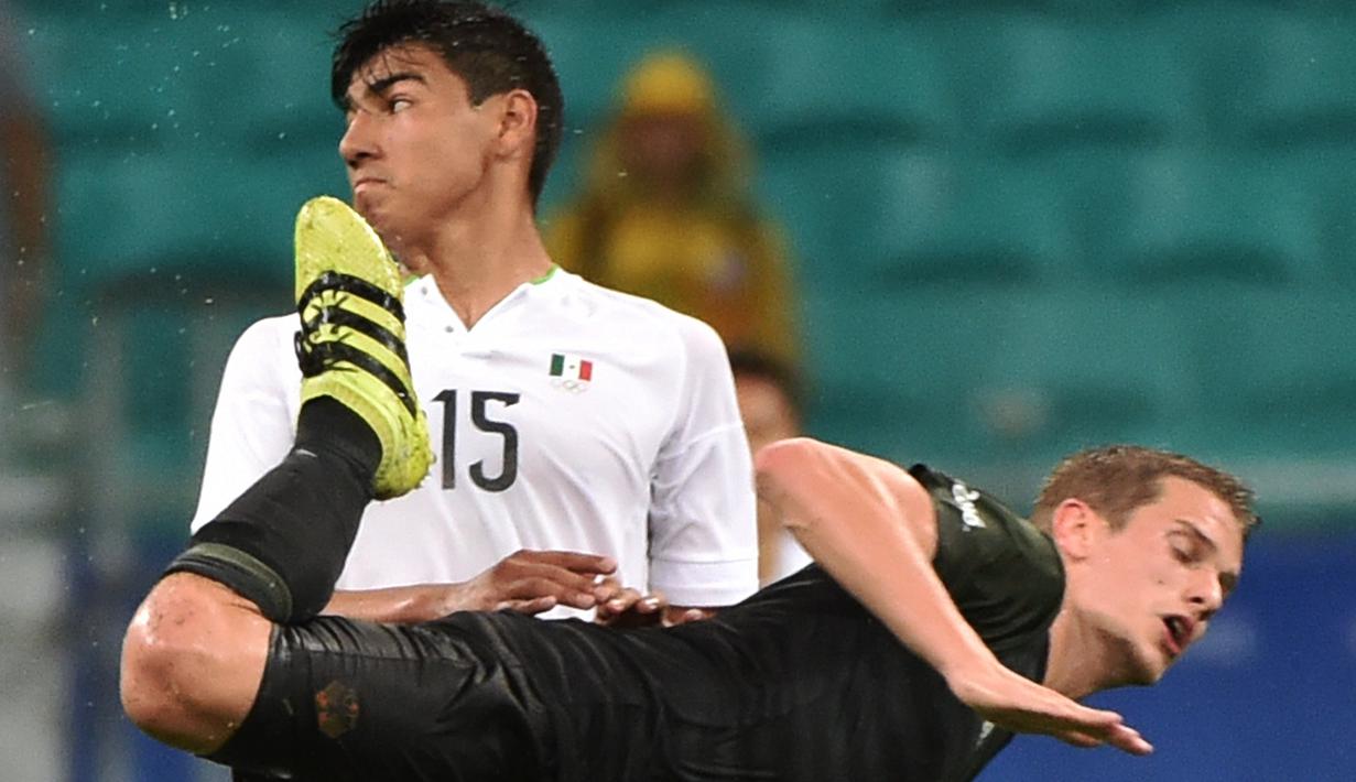 Duel antara pemain Meksiko dan Jerman pada laga perdana Grup C Olimpiade Rio 2016 di Arena Fonte Nova, Jumat (5/8/2016) dini hari WIB. (AFP/Nelson Almeida)
